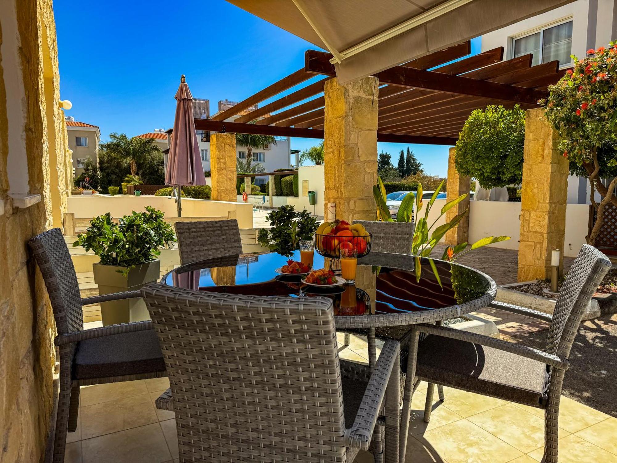 Modern 2Br Apartment With Pool, Veranda & Garden In Paphos 外观 照片