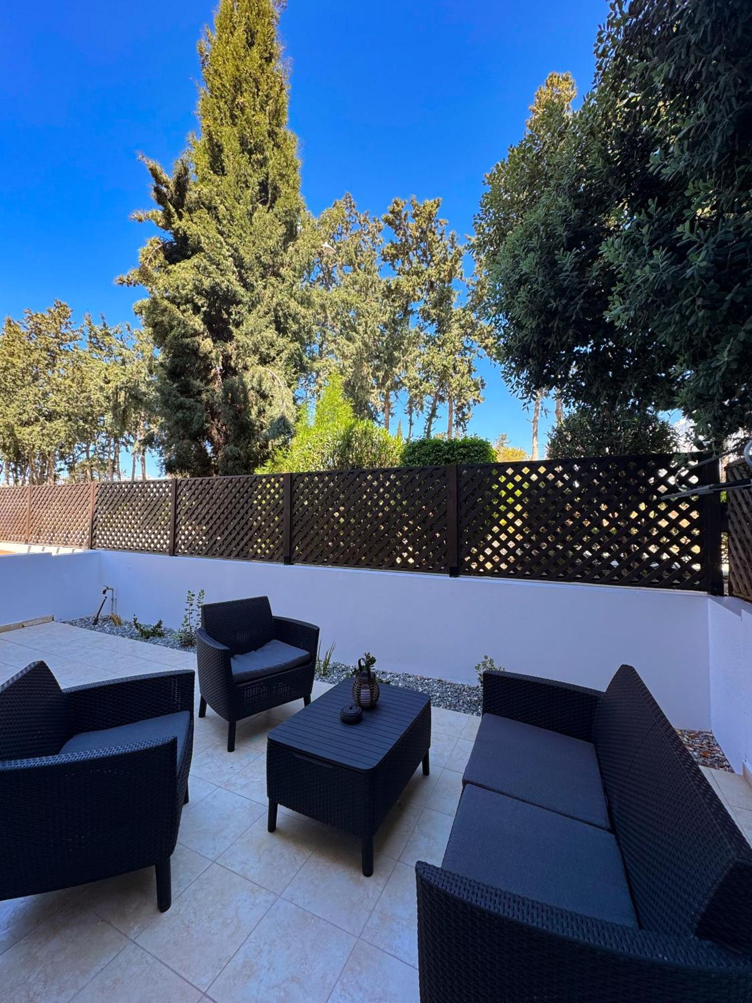 Modern 2Br Apartment With Pool, Veranda & Garden In Paphos 外观 照片